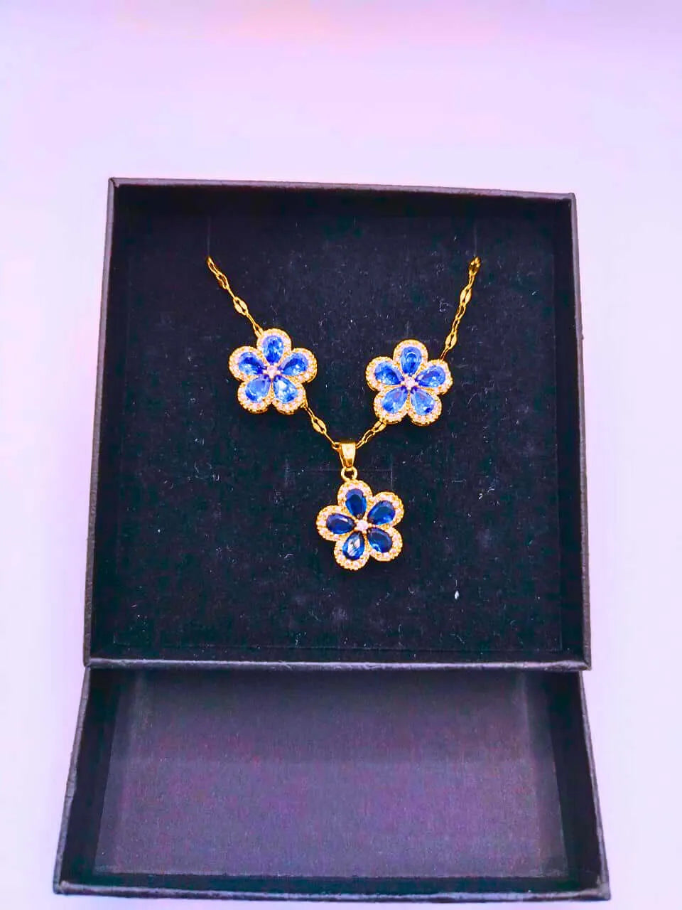 Collar y Aretes Acero Inoxidable Flor Azul Chapa Oro 10k Calenbi