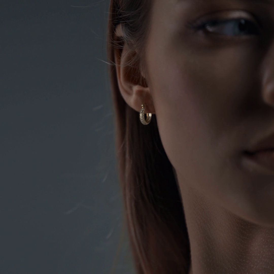 Arracada Diamantada Bangle De Oro 10k Estilo Panal, 4mm de Ancho