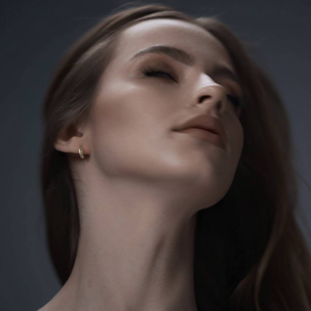 Arracada Diamantada Bangle De Oro 10k Estilo Panal, 4mm de Ancho