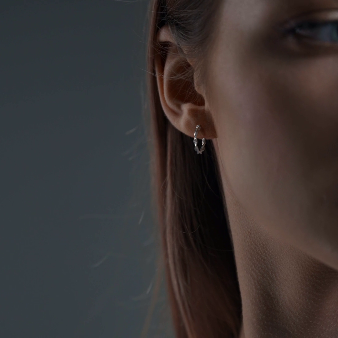 Arete Arracada Diamantada con tubos torcidos De Plata Ley 925 Para Mujer