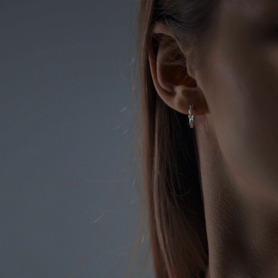 Arete Arracada Diamantada con tubos torcidos De Plata Ley 925 Para Mujer