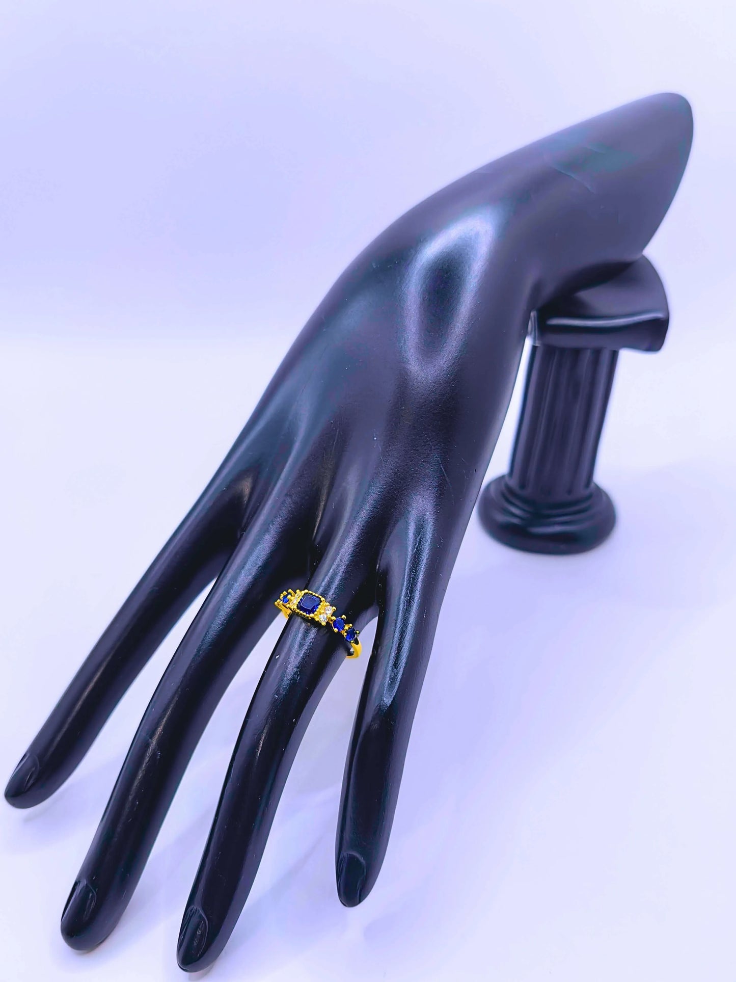 Anillo S925 Ley Circonita Azul Marino "Mirada de Reyna" Chapa Oro 12K Calenbi