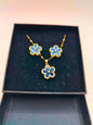 Collar y Aretes Acero Inoxidable Flor Azul Chapa Oro 10k Calenbi